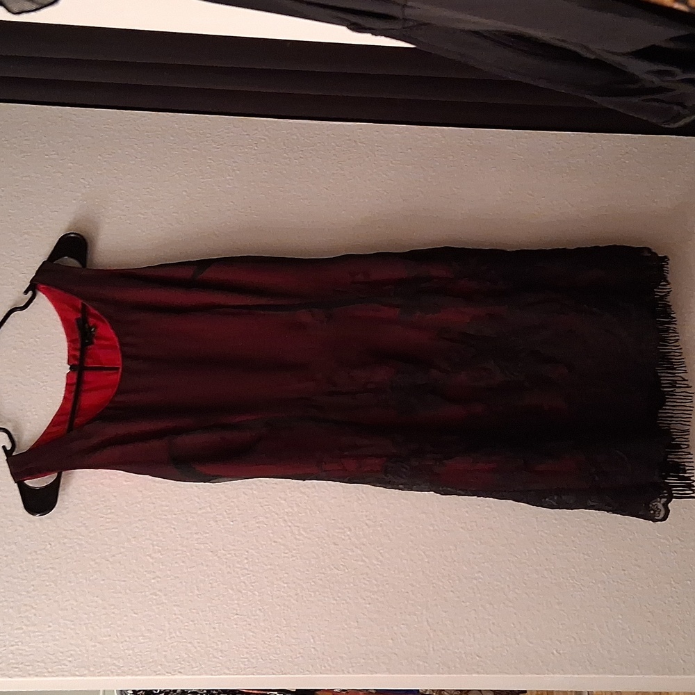 Chic Sleeveless Burgundy and Black Dress